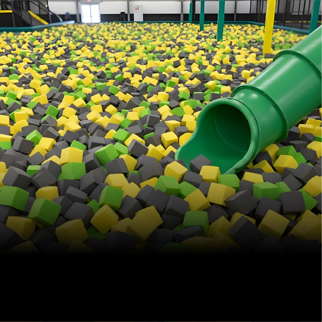 Basen piankowy w parku trampolin