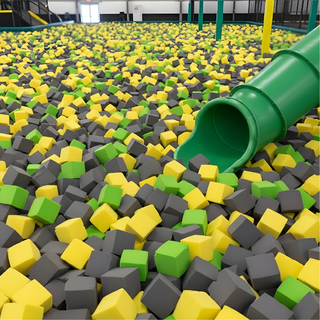 Basen piankowy w parku trampolin