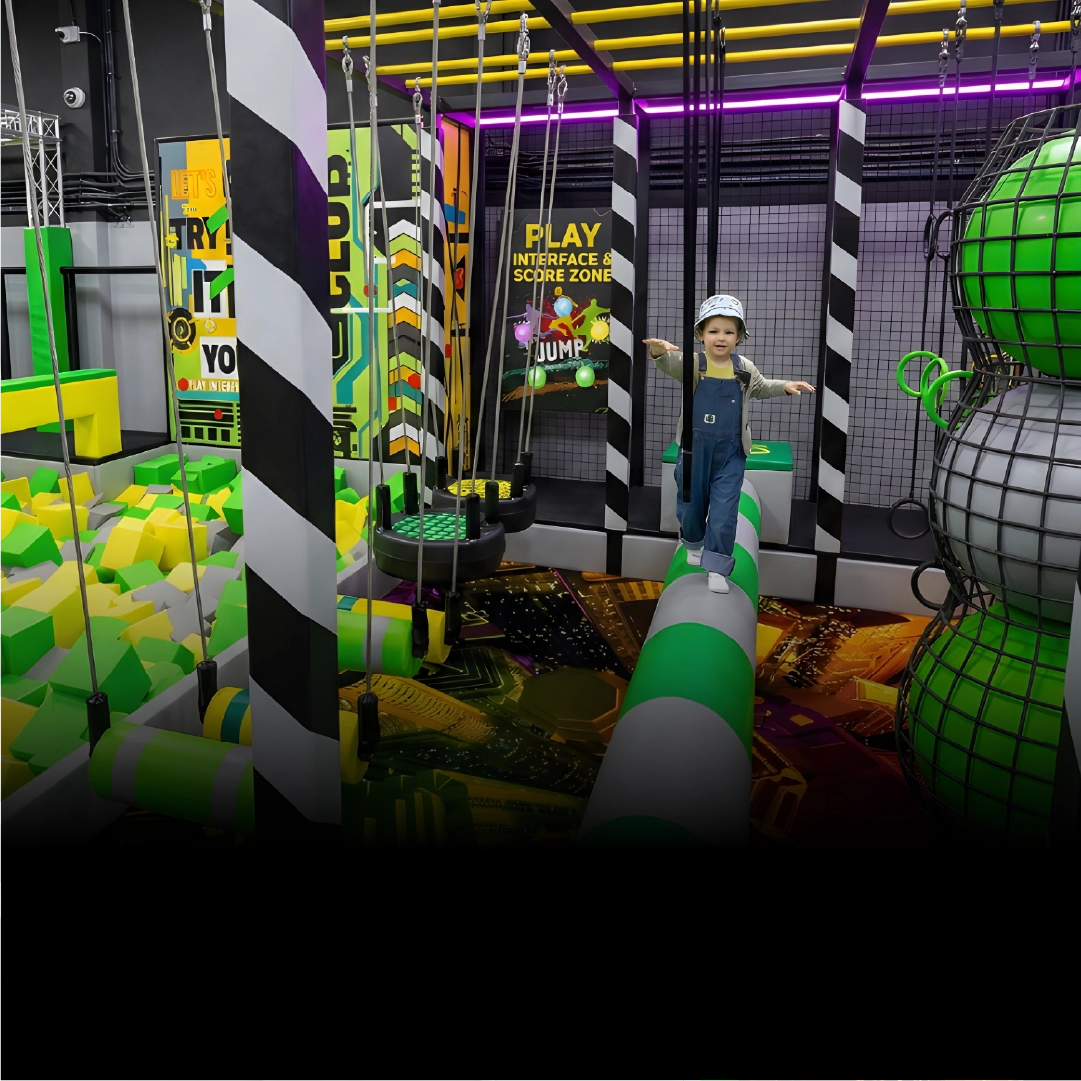 Tor przeszkód w parku trampolin Nowy Tomyśl