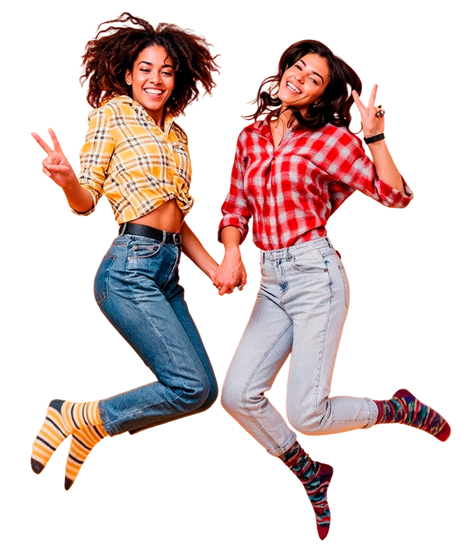 Skaczące dziewczyny w parku trampolin