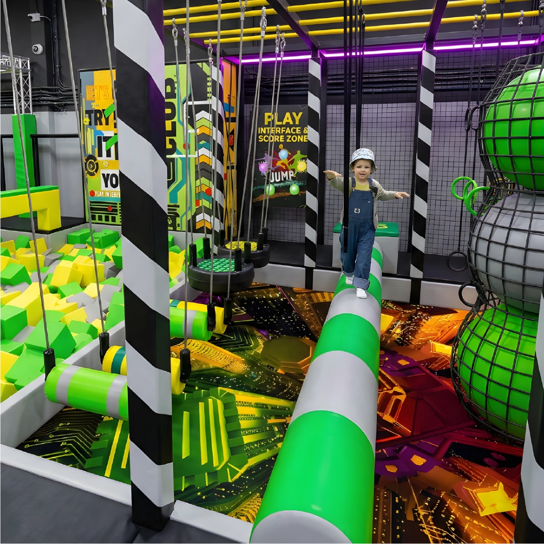 Tor przeszkód w parku trampolin Nowy Tomyśl